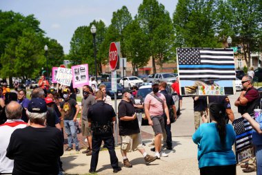 Kenosha, Wisconsin / ABD - 27 Haziran 2020: BLM destekçileri ve antifa mavi yaşamlı madde mitinginde destekçilerle çatışmaya girerken, yerel polis her iki taraf arasında bir bölünmeyi sürdürdü