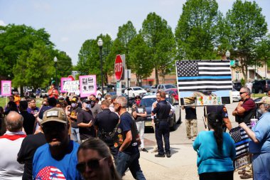 Kenosha, Wisconsin / ABD - 27 Haziran 2020: BLM destekçileri ve antifa mavi yaşamlı madde mitinginde destekçilerle çatışmaya girerken, yerel polis her iki taraf arasında bir bölünmeyi sürdürdü