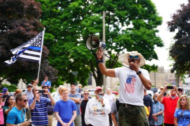 Kenosha, Wisconsin / ABD - 27 Haziran 2020: Milwaukee İlçe Şerifi David A. Clarke Jr. Mavi Yaşamlar için düzenlenen polis destek mitingine katıldı ve bir konuşma yaptı..