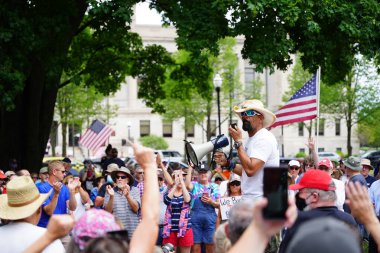 Kenosha, Wisconsin / ABD - 27 Haziran 2020: Milwaukee İlçe Şerifi David A. Clarke Jr. Mavi Yaşamlar için düzenlenen polis destek mitingine katıldı ve bir konuşma yaptı..