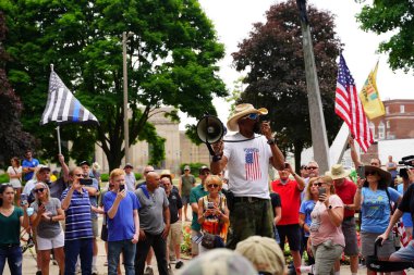 Kenosha, Wisconsin / ABD - 27 Haziran 2020: Milwaukee İlçe Şerifi David A. Clarke Jr. Mavi Yaşamlar için düzenlenen polis destek mitingine katıldı ve bir konuşma yaptı..