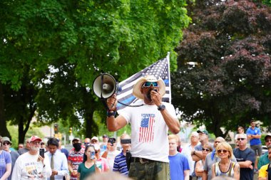 Kenosha, Wisconsin / ABD - 27 Haziran 2020: Milwaukee İlçe Şerifi David A. Clarke Jr. Mavi Yaşamlar için düzenlenen polis destek mitingine katıldı ve bir konuşma yaptı..