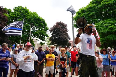 Kenosha, Wisconsin / ABD - 27 Haziran 2020: Milwaukee İlçe Şerifi David A. Clarke Jr. Mavi Yaşamlar için düzenlenen polis destek mitingine katıldı ve bir konuşma yaptı..