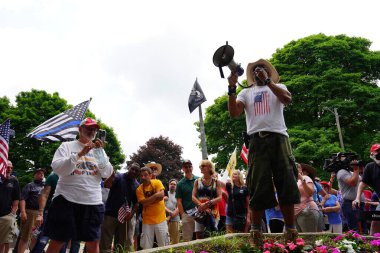 Kenosha, Wisconsin / ABD - 27 Haziran 2020: Milwaukee İlçe Şerifi David A. Clarke Jr. Mavi Yaşamlar için düzenlenen polis destek mitingine katıldı ve bir konuşma yaptı..