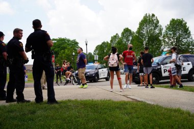 Kenosha, Wisconsin / ABD - 27 Haziran 2020: BLM destekçileri ve antifa mavi yaşamlı madde mitinginde destekçilerle çatışmaya girerken, yerel polis her iki taraf arasında bir bölünmeyi sürdürdü