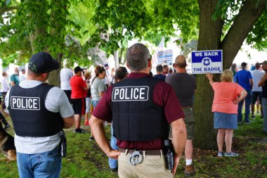 Kenosha, Wisconsin / ABD - 27 Haziran 2020: Birçok Wisconsinite 'li mavi hayatlar için düzenlenen rozet mitingine destek vermek için geldi.