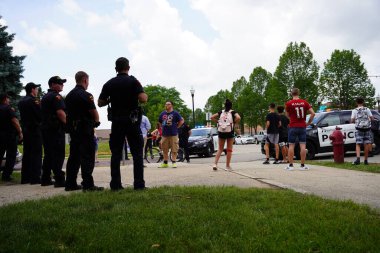 Kenosha, Wisconsin / ABD - 27 Haziran 2020: BLM destekçileri ve antifa mavi yaşamlı madde mitinginde destekçilerle çatışmaya girerken, yerel polis her iki taraf arasında bir bölünmeyi sürdürdü.