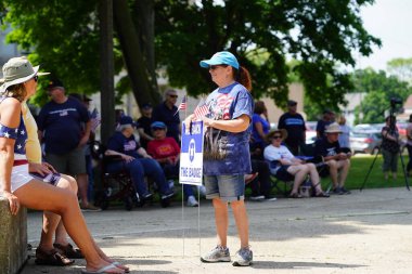 Kenosha, Wisconsin / ABD - 27 Haziran 2020: BLM destekçileri ve antifa mavi yaşamlı madde mitinginde destekçilerle çatışmaya girerken, yerel polis her iki taraf arasında bir bölünmeyi sürdürdü.
