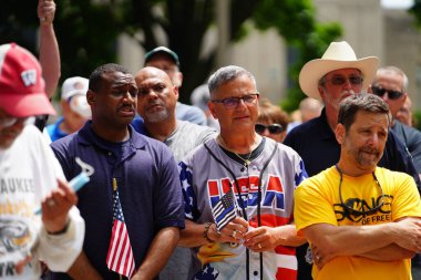 Kenosha, Wisconsin / ABD - 27 Haziran 2020: Birçok Wisconsinite 'li mavi hayatlar için düzenlenen rozet mitingine destek vermek için geldi..