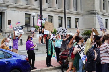 Kenosha, Wisconsin / ABD - 27 Haziran 2020: BLM destekçileri ve antifa mavi yaşamlı madde mitinginde destekçilerle çatışmaya girerken, yerel polis her iki taraf arasında bir bölünmeyi sürdürdü.