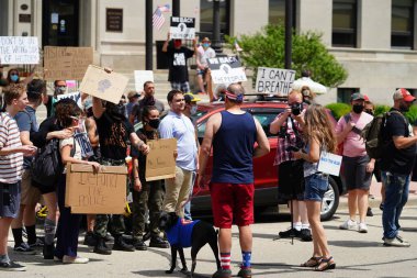 Kenosha, Wisconsin / ABD - 27 Haziran 2020: BLM destekçileri ve antifa mavi yaşamlı madde mitinginde destekçilerle çatışmaya girerken, yerel polis her iki taraf arasında bir bölünmeyi sürdürdü.