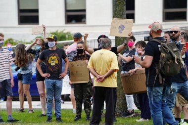 Kenosha, Wisconsin / ABD - 27 Haziran 2020: BLM destekçileri ve antifa mavi yaşamlı madde mitinginde destekçilerle çatışmaya girerken, yerel polis her iki taraf arasında bir bölünmeyi sürdürdü