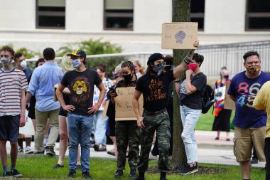 Kenosha, Wisconsin / ABD - 27 Haziran 2020: BLM destekçileri ve antifa mavi yaşamlı madde mitinginde destekçilerle çatışmaya girerken, yerel polis her iki taraf arasında bir bölünmeyi sürdürdü
