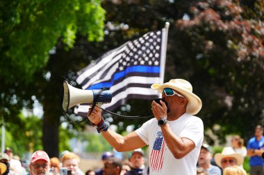 Kenosha, Wisconsin / ABD - 27 Haziran 2020: Milwaukee İlçe Şerifi David A. Clarke Jr. Mavi Yaşamlar için düzenlenen polis destek mitingine katıldı ve bir konuşma yaptı..