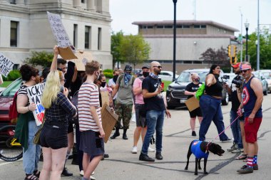 Kenosha, Wisconsin / ABD - 27 Haziran 2020: BLM destekçileri ve antifa mavi yaşamlı madde mitinginde destekçilerle çatışmaya girerken, yerel polis her iki taraf arasında bir bölünmeyi sürdürdü