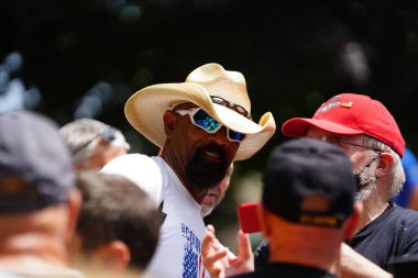 Kenosha, Wisconsin / ABD - 27 Haziran 2020: Milwaukee İlçe Şerifi David A. Clarke Jr. Mavi Yaşamlar için düzenlenen polis destek mitingine katıldı ve bir konuşma yaptı..