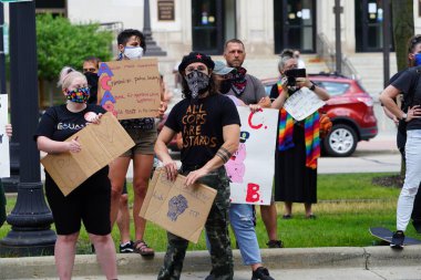 Kenosha, Wisconsin / ABD - 27 Haziran 2020: BLM destekçileri ve antifa mavi yaşamlı madde mitinginde destekçilerle çatışmaya girerken, yerel polis her iki taraf arasında bir bölünmeyi sürdürdü