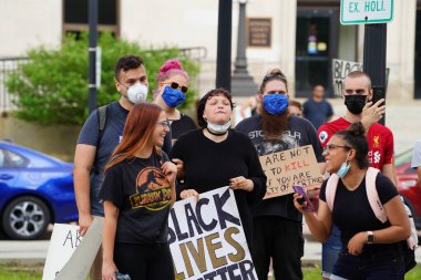 Kenosha, Wisconsin / ABD - 27 Haziran 2020: BLM destekçileri ve antifa mavi yaşamlı madde mitinginde destekçilerle çatışmaya girerken, yerel polis her iki taraf arasında bir bölünmeyi sürdürdü
