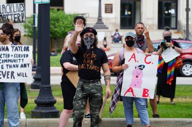 Kenosha, Wisconsin / ABD - 27 Haziran 2020: BLM destekçileri ve antifa mavi yaşamlı madde mitinginde destekçilerle çatışmaya girerken, yerel polis her iki taraf arasında bir bölünmeyi sürdürdü