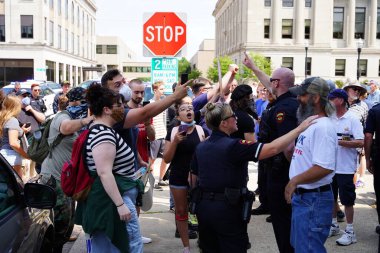 Kenosha, Wisconsin / ABD - 27 Haziran 2020: BLM destekçileri ve antifa mavi yaşamlı madde mitinginde destekçilerle çatışmaya girerken, yerel polis her iki taraf arasında bir bölünmeyi sürdürdü