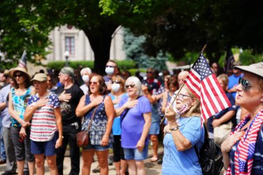 Kenosha, Wisconsin / ABD - 27 Haziran 2020: Birçok Wisconsinite 'li mavi hayatlar için düzenlenen rozet mitingine destek vermek için geldi.