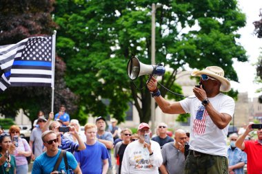 Kenosha, Wisconsin / ABD - 27 Haziran 2020: Milwaukee İlçe Şerifi David A. Clarke Jr. Mavi Yaşamlar için düzenlenen polis destek mitingine katıldı ve bir konuşma yaptı..