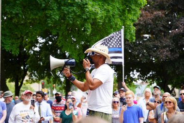 Kenosha, Wisconsin / ABD - 27 Haziran 2020: Milwaukee İlçe Şerifi David A. Clarke Jr. Mavi Yaşamlar için düzenlenen polis destek mitingine katıldı ve bir konuşma yaptı..