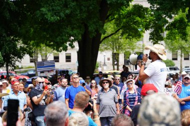 Kenosha, Wisconsin / ABD - 27 Haziran 2020: Milwaukee İlçe Şerifi David A. Clarke Jr. Mavi Yaşamlar için düzenlenen polis destek mitingine katıldı ve bir konuşma yaptı..