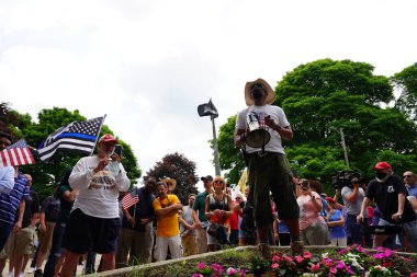 Kenosha, Wisconsin / ABD - 27 Haziran 2020: Milwaukee İlçe Şerifi David A. Clarke Jr. Mavi Yaşamlar için düzenlenen polis destek mitingine katıldı ve bir konuşma yaptı..