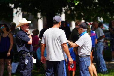 Kenosha, Wisconsin / ABD - 27 Haziran 2020: BLM destekçileri ve antifa mavi yaşamlı madde mitinginde destekçilerle çatışmaya girerken, yerel polis her iki taraf arasında bir bölünmeyi sürdürdü.