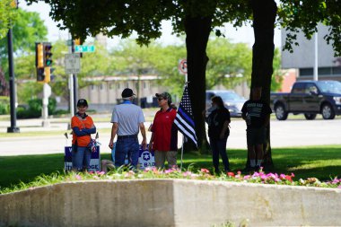 Kenosha, Wisconsin / ABD - 27 Haziran 2020: Birçok Wisconsinite 'li mavi hayatlar için düzenlenen rozet mitingine destek vermek için geldi..