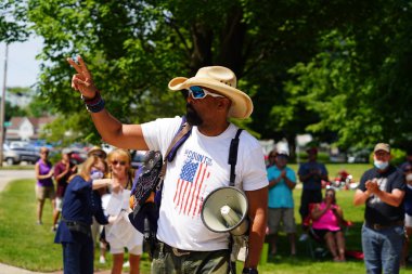 Kenosha, Wisconsin / ABD - 27 Haziran 2020: Milwaukee İlçe Şerifi David A. Clarke Jr. Mavi Yaşamlar için düzenlenen polis destek mitingine katıldı ve bir konuşma yaptı..
