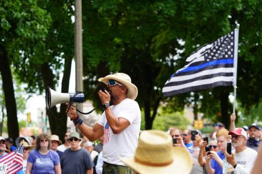 Kenosha, Wisconsin / ABD - 27 Haziran 2020: Milwaukee İlçe Şerifi David A. Clarke Jr. Mavi Yaşamlar için düzenlenen polis destek mitingine katıldı ve bir konuşma yaptı..