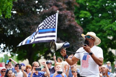 Kenosha, Wisconsin / ABD - 27 Haziran 2020: Milwaukee İlçe Şerifi David A. Clarke Jr. Mavi Yaşamlar için düzenlenen polis destek mitingine katıldı ve bir konuşma yaptı..