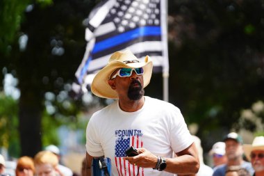 Kenosha, Wisconsin / ABD - 27 Haziran 2020: Milwaukee İlçe Şerifi David A. Clarke Jr. Mavi Yaşamlar için düzenlenen polis destek mitingine katıldı ve bir konuşma yaptı..