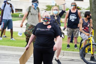 Kenosha, Wisconsin / ABD - 27 Haziran 2020: BLM destekçileri ve antifa mavi yaşamlı madde mitinginde destekçilerle çatışmaya girerken, yerel polis her iki taraf arasında bir bölünmeyi sürdürdü