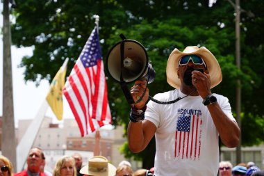 Kenosha, Wisconsin / ABD - 27 Haziran 2020: Milwaukee İlçe Şerifi David A. Clarke Jr. Mavi Yaşamlar için düzenlenen polis destek mitingine katıldı ve bir konuşma yaptı..