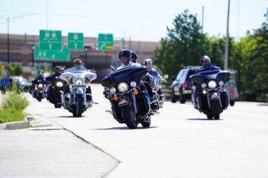Green Bay, Wisconsin / ABD - 29 Ağustos 2020: Pro Trump blue Life Madde Mavisi motosikletçiler, polis araçları ve diğer araçlar destek göstermek amacıyla yeşil körfezden geçtiler