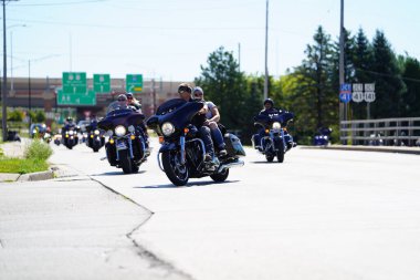 Green Bay, Wisconsin / ABD - 29 Ağustos 2020: Pro Trump blue Life Madde Mavisi motosikletçiler, polis araçları ve diğer araçlar destek göstermek amacıyla yeşil körfezden geçtiler