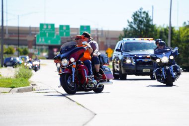Green Bay, Wisconsin / ABD - 29 Ağustos 2020: Pro Trump blue Life Madde Mavisi motosikletçiler, polis araçları ve diğer araçlar destek göstermek amacıyla yeşil körfezden geçtiler