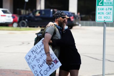 Kenosha, Wisconsin / ABD - 27 Haziran 2020: BLM destekçileri ve antifa mavi yaşamlı madde mitinginde destekçilerle çatışmaya girerken, yerel polis her iki taraf arasında bir bölünmeyi sürdürdü