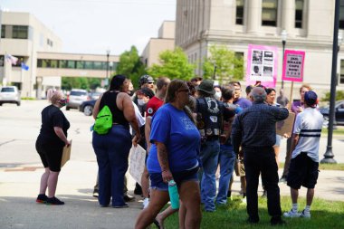 Kenosha, Wisconsin / ABD - 27 Haziran 2020: BLM destekçileri ve antifa mavi yaşamlı madde mitinginde destekçilerle çatışmaya girerken, yerel polis her iki taraf arasında bir bölünmeyi sürdürdü