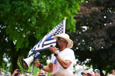 Kenosha, Wisconsin / ABD - 27 Haziran 2020: Milwaukee İlçe Şerifi David A. Clarke Jr. Mavi Yaşamlar için düzenlenen polis destek mitingine katıldı ve bir konuşma yaptı..