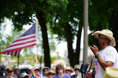 Kenosha, Wisconsin / ABD - 27 Haziran 2020: Milwaukee İlçe Şerifi David A. Clarke Jr. Mavi Yaşamlar için düzenlenen polis destek mitingine katıldı ve bir konuşma yaptı..