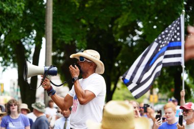 Kenosha, Wisconsin / ABD - 27 Haziran 2020: Milwaukee İlçe Şerifi David A. Clarke Jr. Mavi Yaşamlar için düzenlenen polis destek mitingine katıldı ve bir konuşma yaptı..