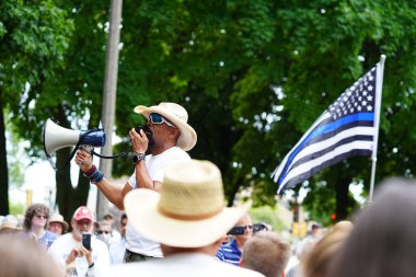 Kenosha, Wisconsin / ABD - 27 Haziran 2020: Milwaukee İlçe Şerifi David A. Clarke Jr. Mavi Yaşamlar için düzenlenen polis destek mitingine katıldı ve bir konuşma yaptı..