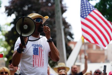 Kenosha, Wisconsin / ABD - 27 Haziran 2020: Milwaukee İlçe Şerifi David A. Clarke Jr. Mavi Yaşamlar için düzenlenen polis destek mitingine katıldı ve bir konuşma yaptı..