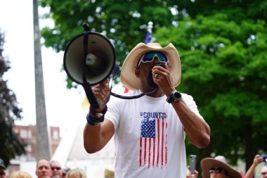 Kenosha, Wisconsin / ABD - 27 Haziran 2020: Milwaukee İlçe Şerifi David A. Clarke Jr. Mavi Yaşamlar için düzenlenen polis destek mitingine katıldı ve bir konuşma yaptı..