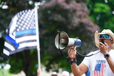 Kenosha, Wisconsin / ABD - 27 Haziran 2020: Milwaukee İlçe Şerifi David A. Clarke Jr. Mavi Yaşamlar için düzenlenen polis destek mitingine katıldı ve bir konuşma yaptı..