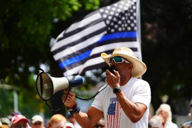 Kenosha, Wisconsin / ABD - 27 Haziran 2020: Milwaukee İlçe Şerifi David A. Clarke Jr. Mavi Yaşamlar için düzenlenen polis destek mitingine katıldı ve bir konuşma yaptı..